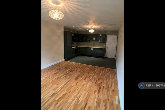 2 Bedroom Flat To Rent In Springfield Road, Horsham, RH12