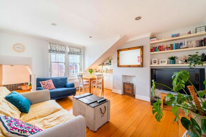 2 Bedroom Flat To Rent In Ritherdon Road, Balham, London, SW17