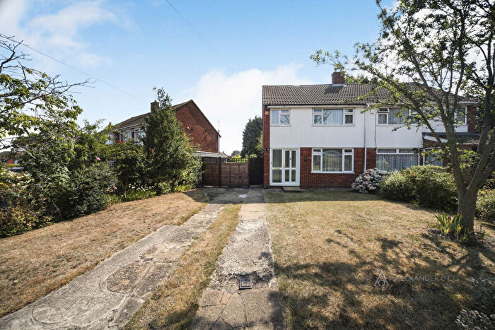 3 Bedroom Semi-Detached House To Rent In Woodford Road, Dunstable, Bedfordshire, LU5