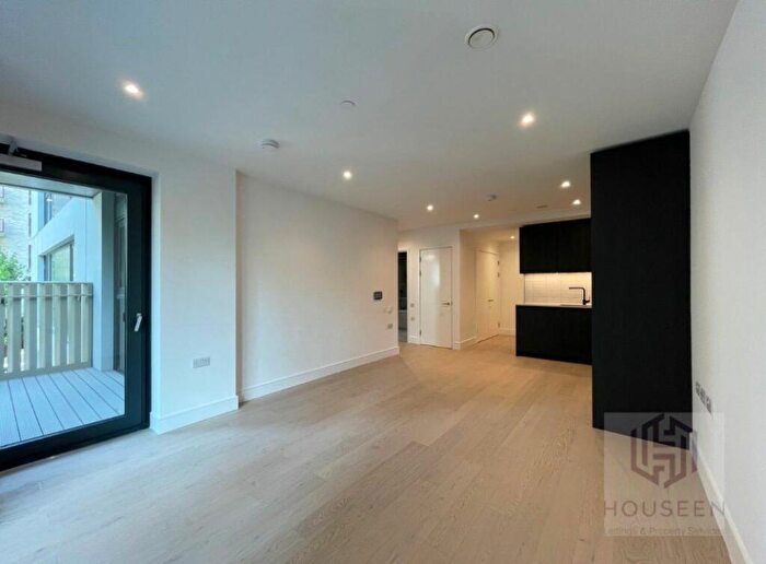 1 Bedroom Flat To Rent In Hawksbury Heights -, S85