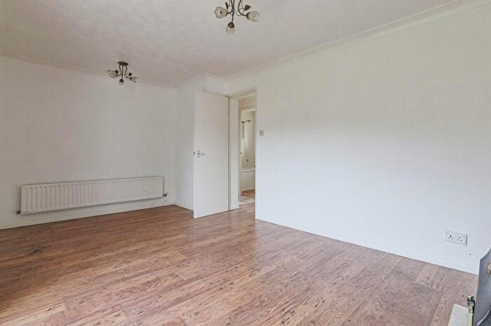 3 Bedroom Flat To Rent In Norwood Road, London, SE24