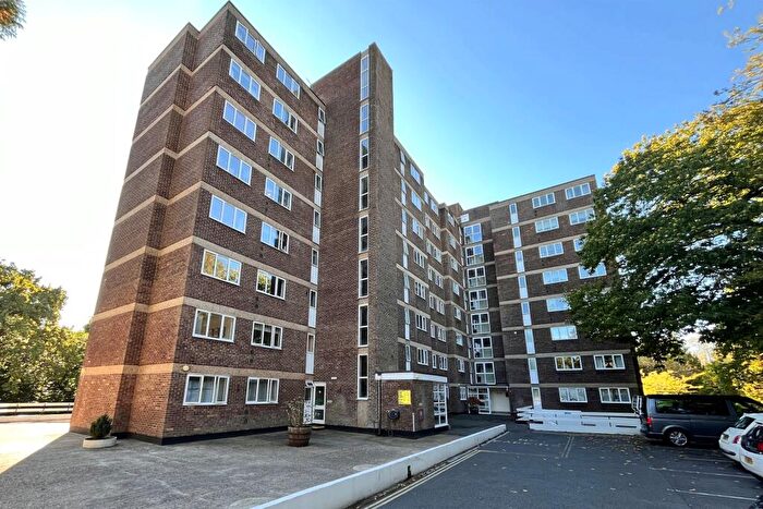 2 Bedroom Flat To Rent In Branksome Wood Road, BH4