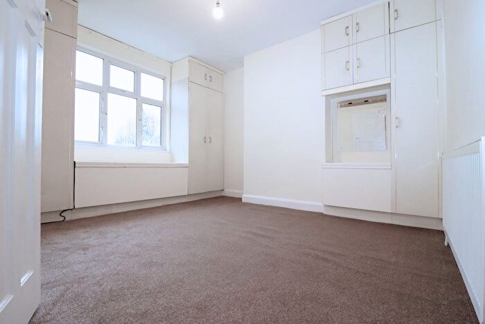 2 Bedroom Flat To Rent In Alexandra Drive, Surbiton, Surrey, KT5