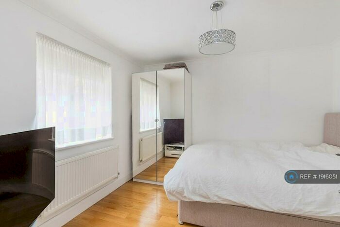 1 Bedroom Flat To Rent In Commercial Road, London, E14