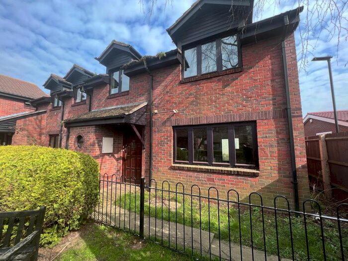 4 Bedroom Semi-Detached House To Rent In Vicarage Farm Court, Heston, TW5