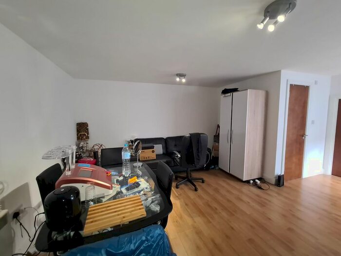 1 Bedroom Flat To Rent In Uxbridge Road, Shepherd Bush London, W12