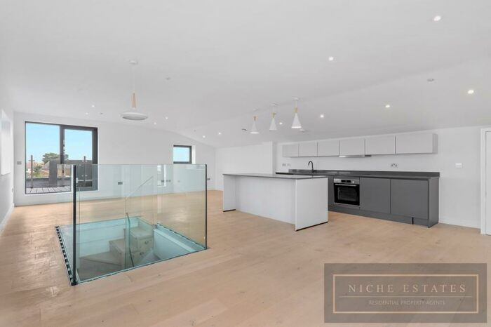 2 Bedroom Apartment To Rent In Homestead Heights, Crouch End, London, N8