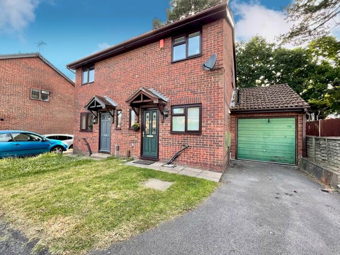 3 Bedroom Semi-Detached House To Rent In Woolwich Close, Bursledon, Southampton, SO31