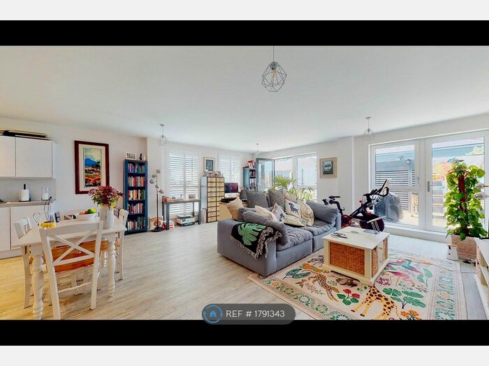 2 Bedroom Flat To Rent In Lion Court, Isleworth, TW7