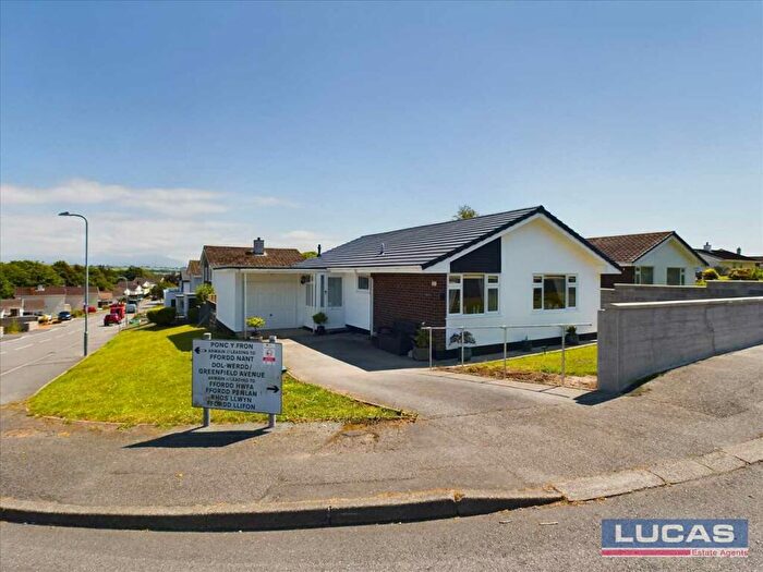 3 Bedroom Detached Bungalow For Sale In Greenfield Avenue, Llangefni, LL77