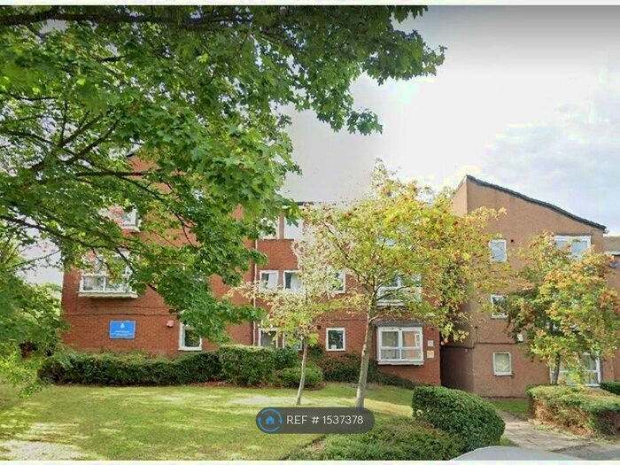 2 Bedroom Flat To Rent In Hunters Park Avenue, Bradford, BD14