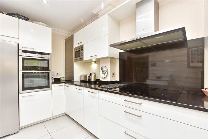 3 Bedroom Flat For Sale In Wray Common Road, Reigate, Surrey, RH2
