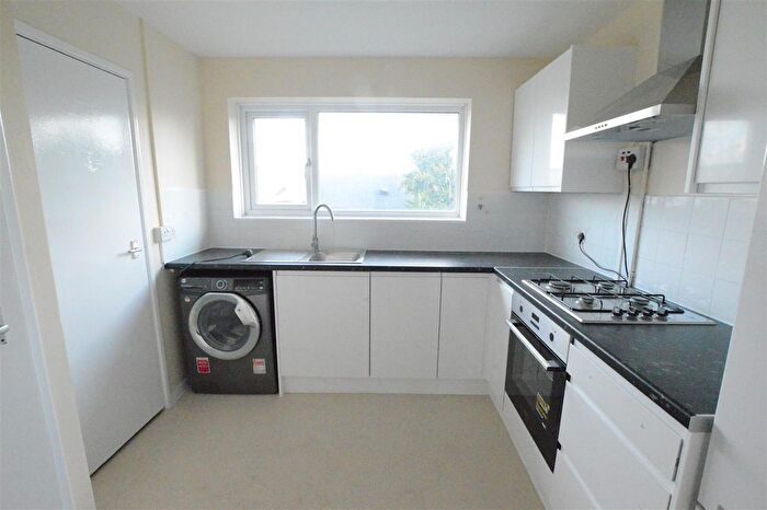 2 Bedroom Maisonette To Rent In Thorndike, Slough, SL2