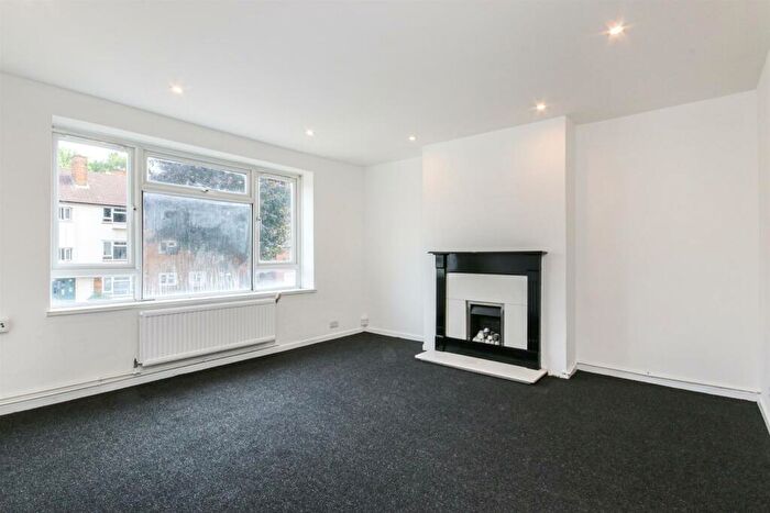 3 Bedroom Apartment To Rent In Boyton Close, N8