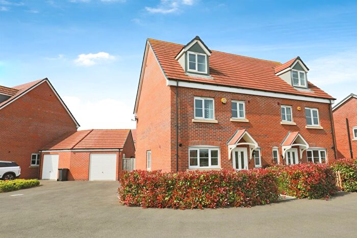 4 Bedroom Semi-Detached House For Sale In Enstone Way, Wellesbourne, Warwick, CV35