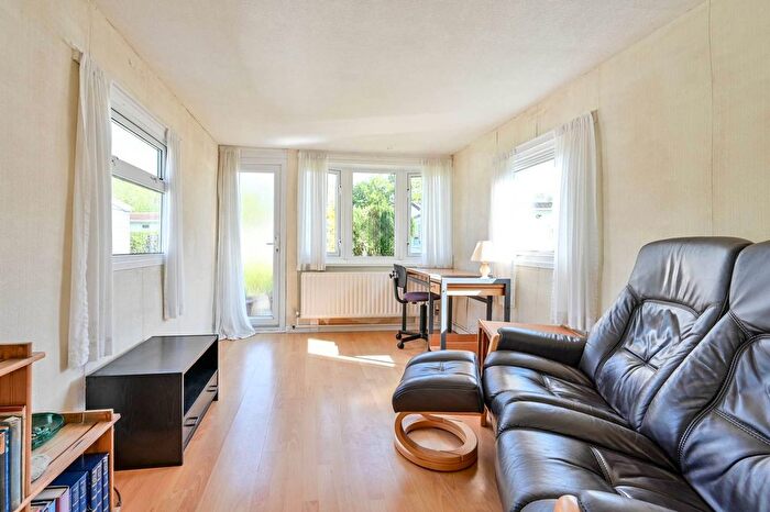 1 Bedroom Park Home For Sale In Dagley Farm, Guildford, GU4