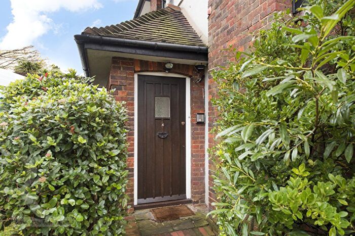 1 Bedroom Flat To Rent In Ossulton Way, London, N2