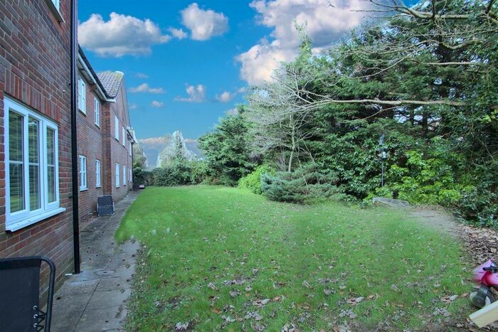 2 Bedroom Flat To Rent In Leaford Crescent, Watford, WD24