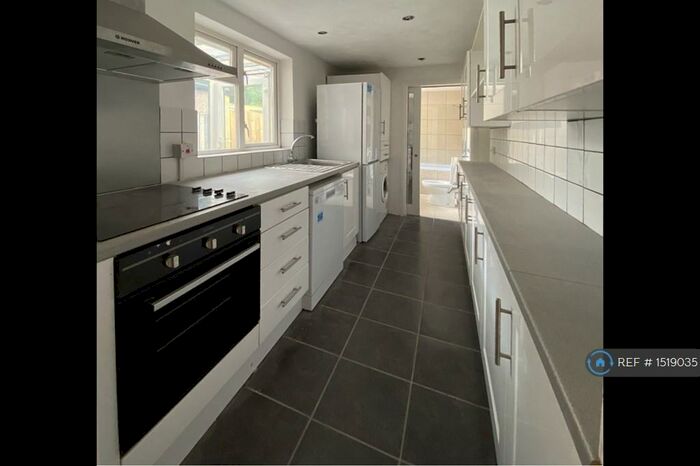 3 Bedroom End Of Terrace House To Rent In Eland Road, Croydon, CR0