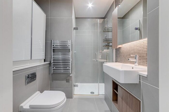 2 Bedroom Flat For Sale In The Parkhouse, Kayani Avenue, N4
