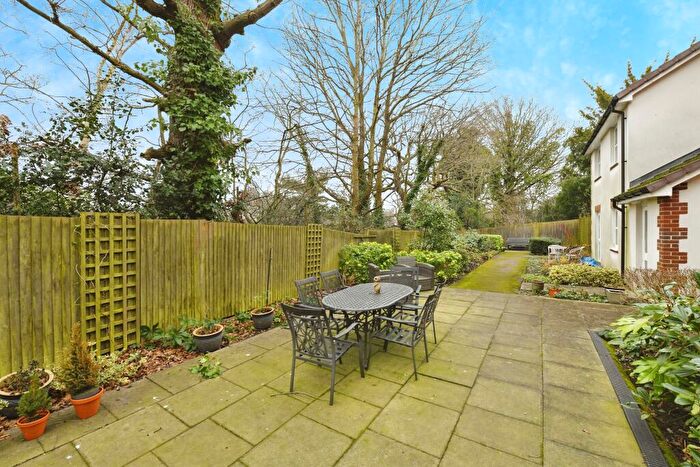 1 Bedroom Flat For Sale In Junction Road, Brentwood, Essex, CM14
