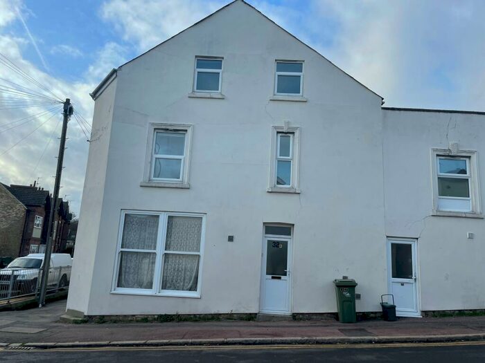 3 Bedroom Maisonette To Rent In Pavilion Road, Folkestone, CT19