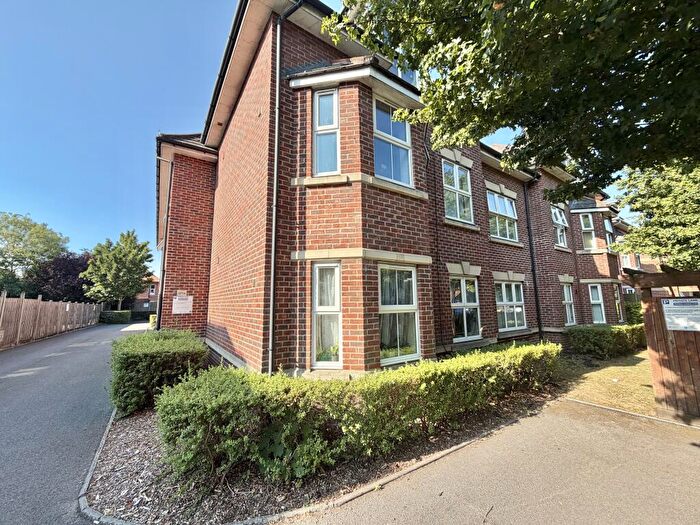 2 Bedroom Flat To Rent In Richmond Park Road, Charminster, BH8