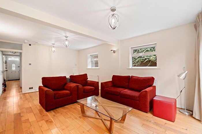 4 Bedroom End Terrace House To Rent In Chatsworth Close, Chiswick, W4