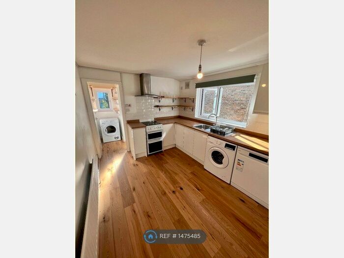 3 Bedroom Flat To Rent In Noyna Road, London, SW17