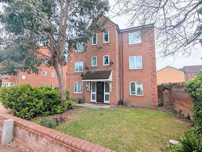2 Bedroom Flat To Rent In The Finches, Bedford, MK40