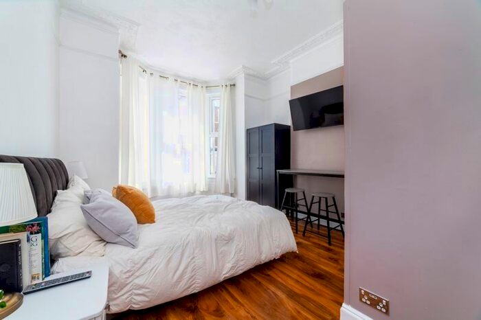 1 Bedroom Flat To Rent In Disraeli Road, London, SW15