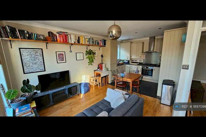 2 Bedroom Flat To Rent In Stapletonhall Road, London, N4