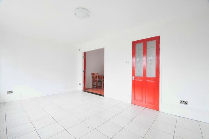 3 Bedroom Town House To Rent In Maple Close, Salford, M6