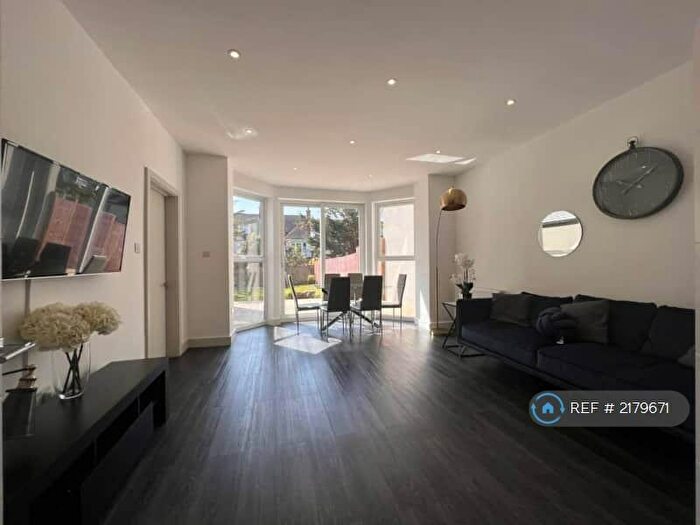 3 Bedroom Flat To Rent In A Finchley Road, London, NW11