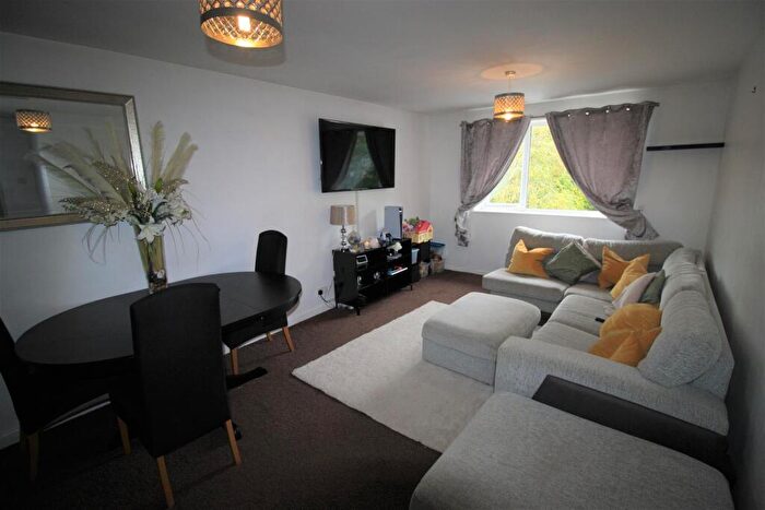 3 Bedroom Flat To Rent In Furze Lane, Redditch, B98
