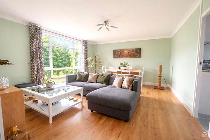 2 Bedroom Flat For Sale In Deepdale, Bracknell, Berkshire, RG12