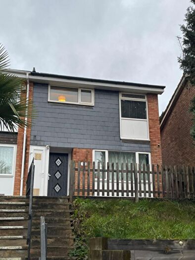 Semi-detached House To Rent In Devon Road, Luton, LU2