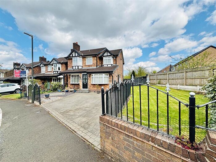 4 Bedroom Detached House For Sale In Arundel Grange, Simmondley, Glossop, SK13