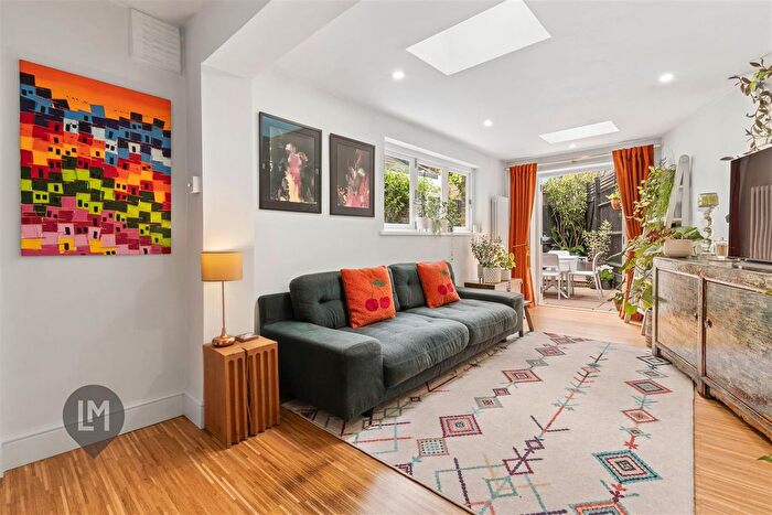 2 Bedroom Flat For Sale In Coliston Road, London, SW18