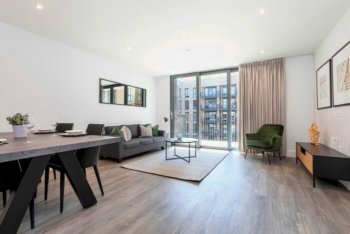 2 Bedroom Flat To Rent In High Street, Staines, TW18