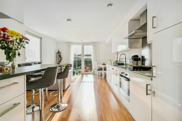 2 Bedroom Flat To Rent In Garden Road, Richmond, Surrey, TW9