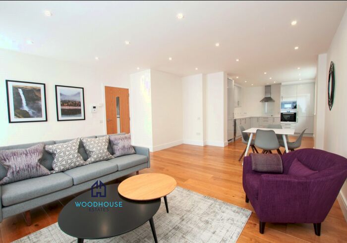 2 Bedroom Flat To Rent In Park Avenue, Bushey, WD23