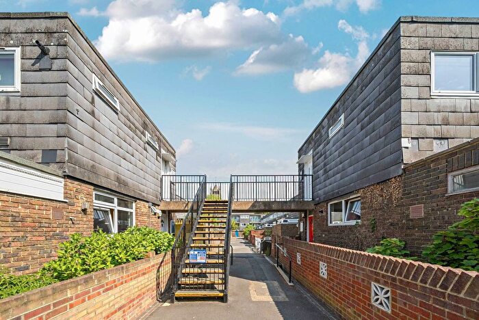 3 Bedroom Flat To Rent In Glanville Road, Brixton, London, SW2