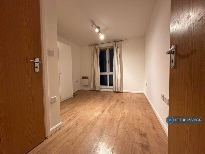 2 Bedroom Flat To Rent In Foundry Court, Slough, SL2