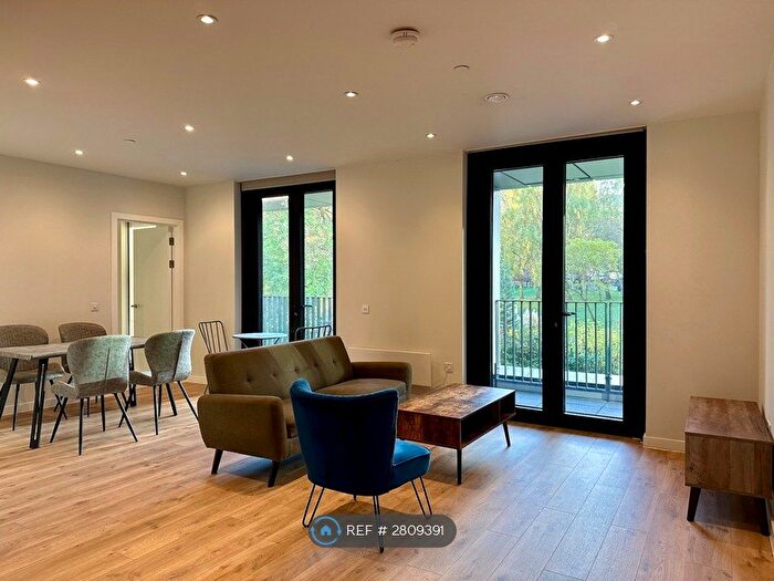 2 Bedroom Flat To Rent In Manchester, Manchester, M4