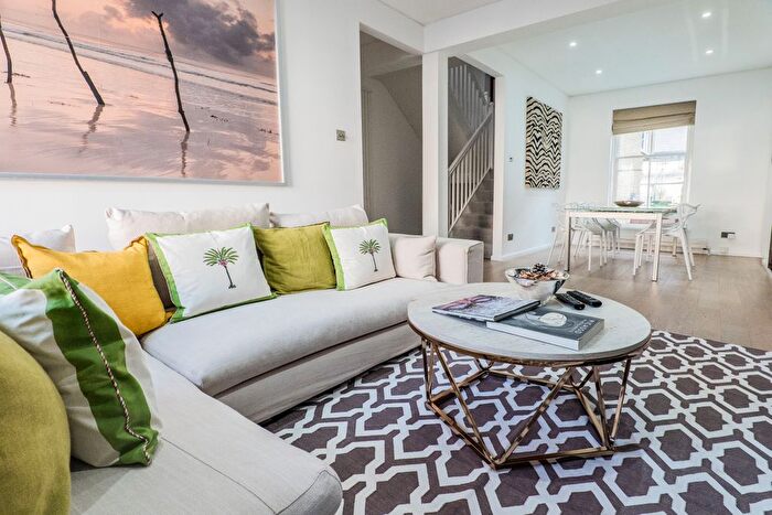 3 Bedroom Flat To Rent In Abingdon Road, High Street Kensington, London, W8