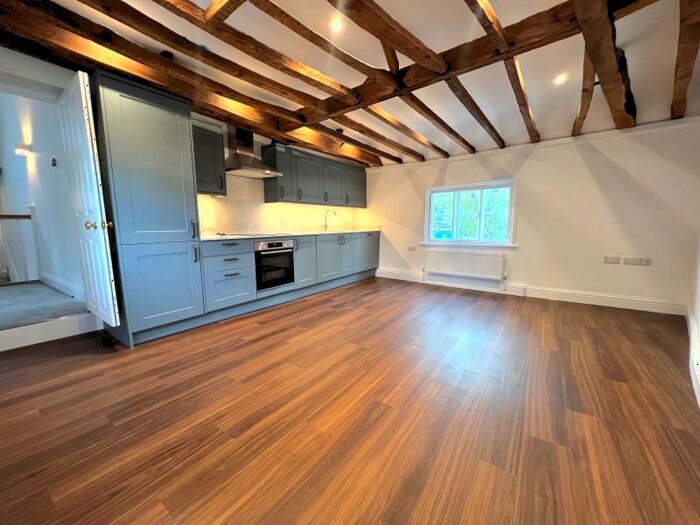 3 Bedroom Flat To Rent In High Street, Ripley, Woking, GU23