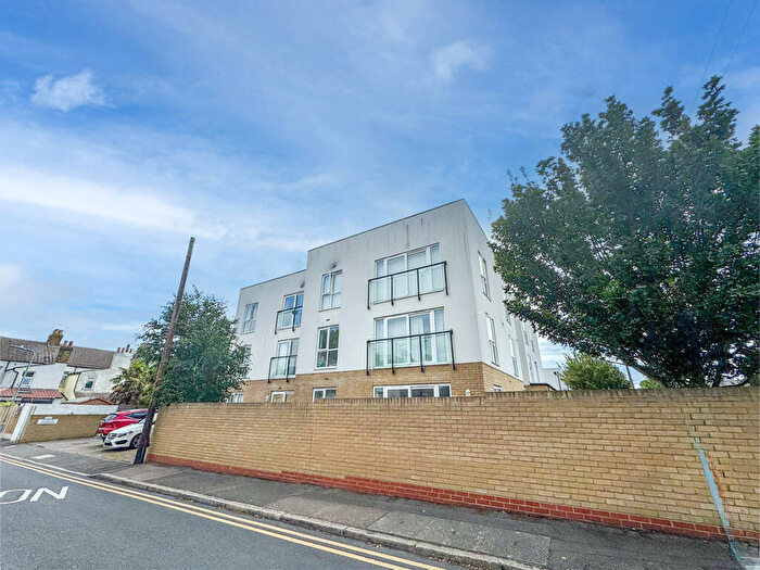 2 Bedroom Flat For Sale In Saxon Court, Shoeburyness, SS3