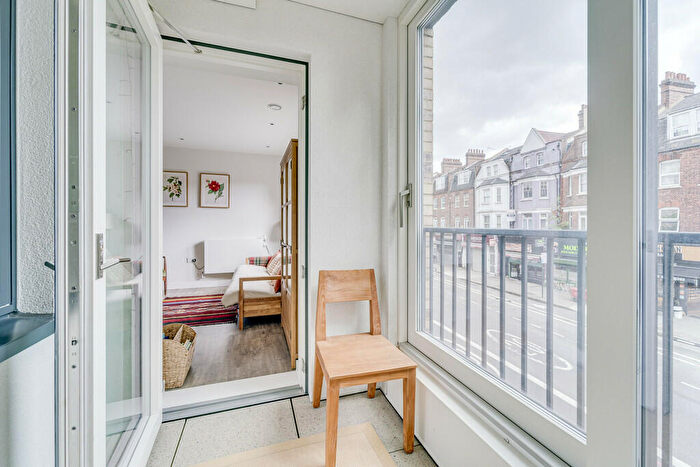 2 Bedroom Apartment For Sale In Seven Sisters Road, Finsbury Park, London, N7