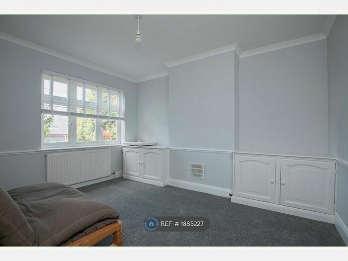2 Bedroom Flat To Rent In Howard Road, New Malden, KT3